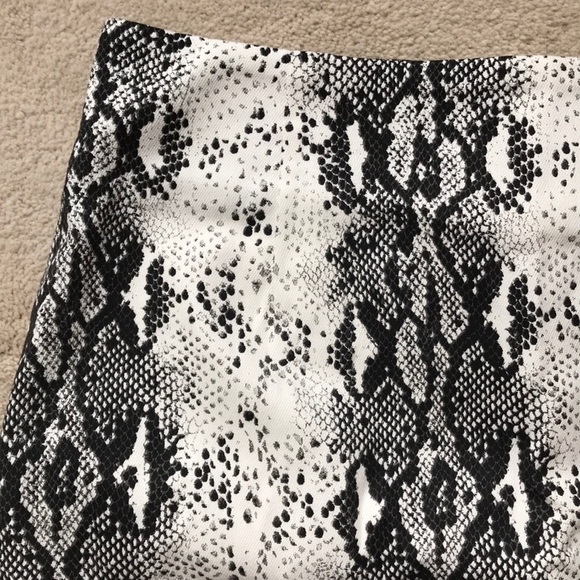 Black and White Snakeskin Mini Skirt - Picture 6 of 6